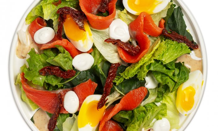 Салат с лососем и вялеными томатами с орехово-кунжутным соусом