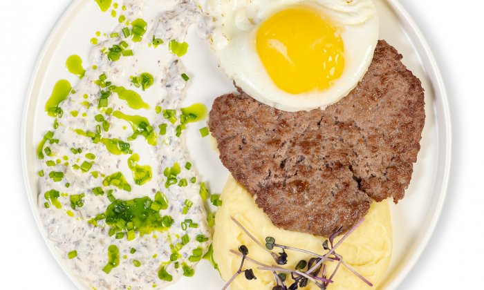 Бифштекс с картофельным пюре и грибным соусом