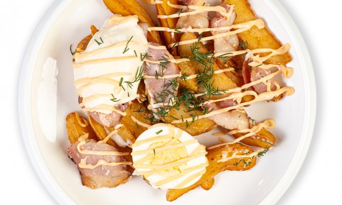 Картофель с беконом и сырным соусом