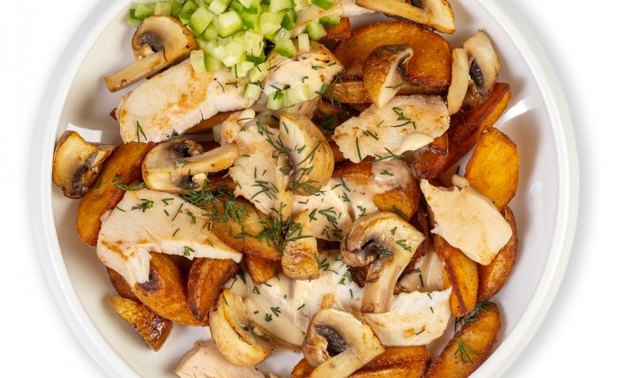 Картофель с курицей и грибами в сливочно-чесночном соусе