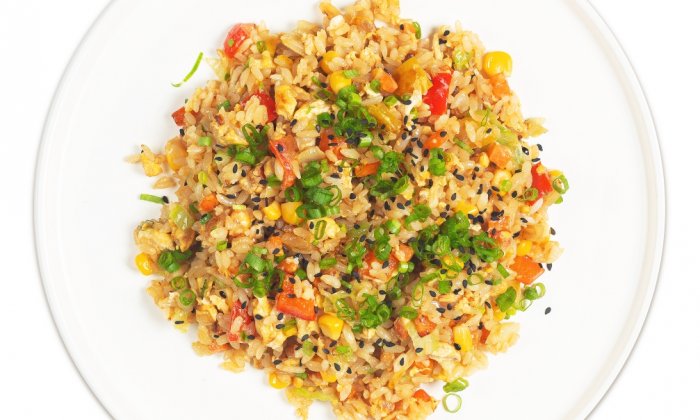 Тяхан с яйцом и овощами