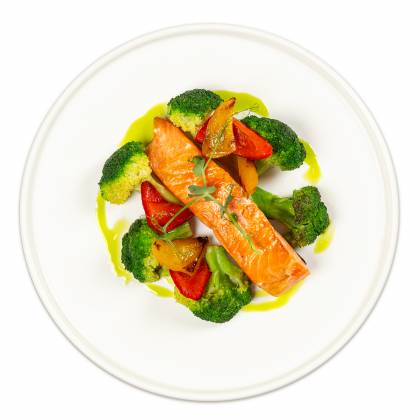 Форель на гриле с брокколи и печёным перцем