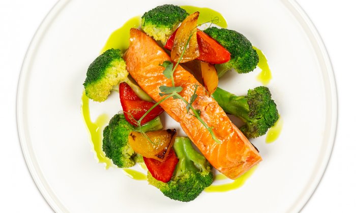 Форель на гриле с брокколи и печёным перцем