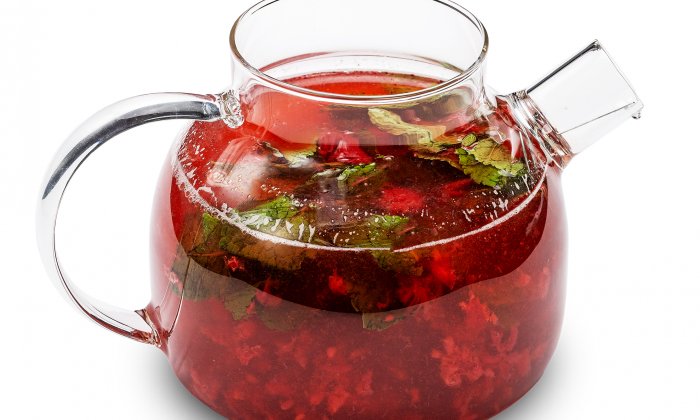 Чай с малиной, клубникой и медом