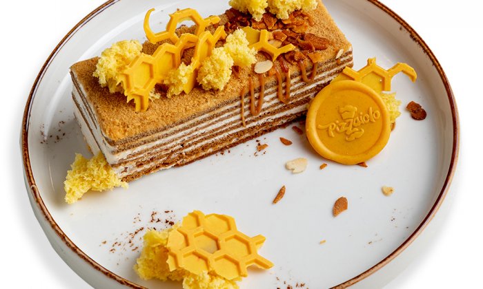 Пирожное "Медовик"